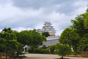 Le donjon principal du château de Himeji s'élevant au-dessus des remparts