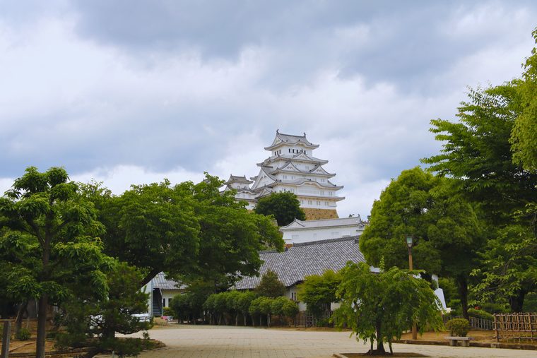 Le donjon principal du château de Himeji s'élevant au-dessus des remparts