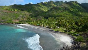 Baie de Taaoa et montagnes luxuriantes de Hiva Oa