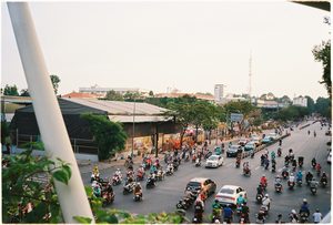 Le trafic dense de scooters devant le marché Ben Thanh à Hô Chi Minh-Ville