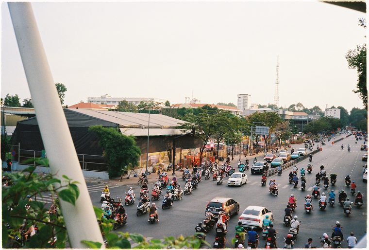 Le trafic dense de scooters devant le marché Ben Thanh à Hô Chi Minh-Ville