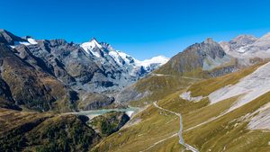 La route alpine du Grossglockner serpentant dans les montagnes des Hohe Tauern