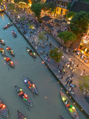 Les rues éclairées par des lanternes à la nuit tombée à Hội An