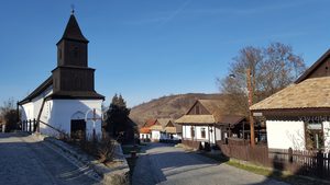 Maisons traditionnelles blanches aux toits de bois dans le village de Hollókő