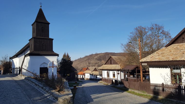 Maisons traditionnelles blanches aux toits de bois dans le village de Hollókő