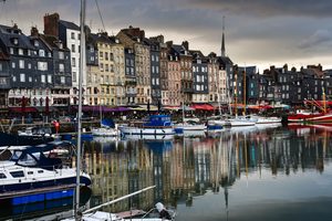 Le Vieux Bassin de Honfleur avec ses maisons étroites et ses bateaux