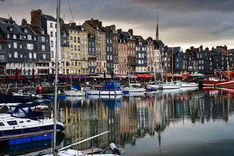 Le Vieux Bassin de Honfleur avec ses maisons étroites et ses bateaux
