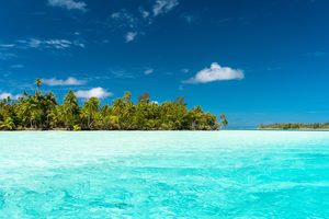 Vue sur le lagon turquoise et la végétation luxuriante de Huahine