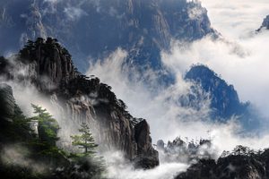 Pics granitiques et pins émergeant d'une mer de nuages à Huangshan