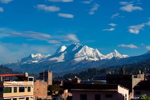 Vue sur les sommets enneigés de la cordillère Blanche depuis une lagune glaciaire