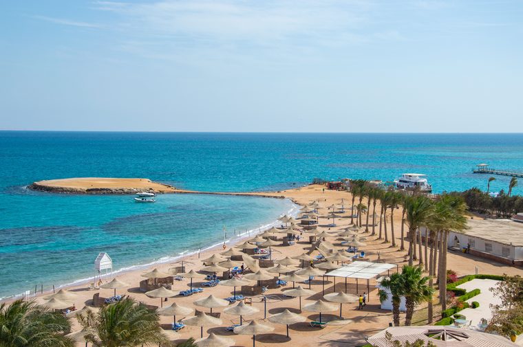 Bateaux amarrés dans les eaux turquoise de la mer Rouge près d'Hurghada