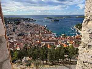 Vue plongeante sur la ville de Hvar et les îles Pakleni depuis la forteresse