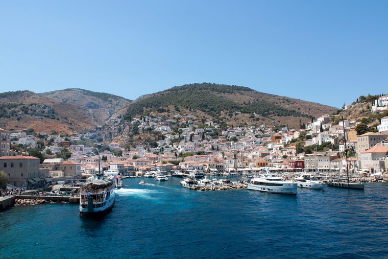 Le port d'Hydra en forme d'amphithéâtre avec ses maisons en pierre