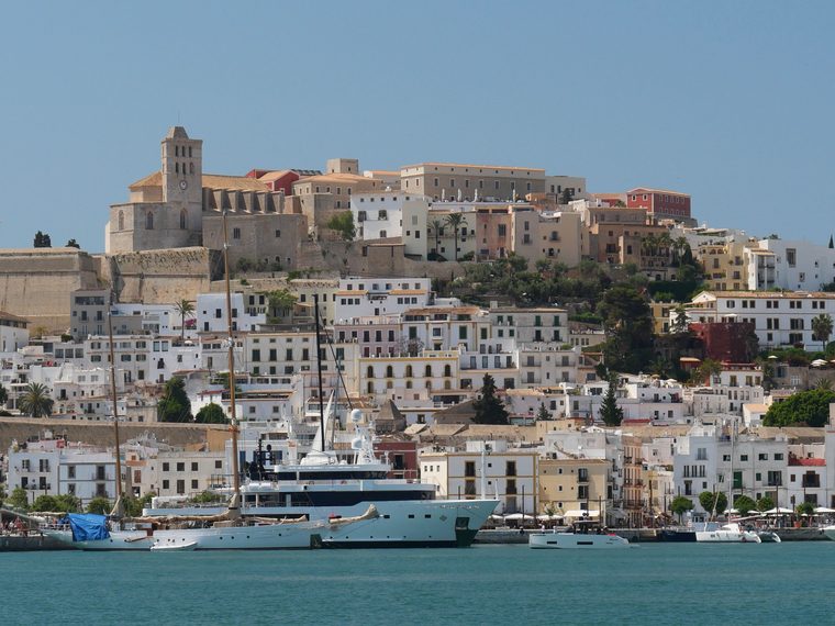 Vue sur la vieille ville de Dalt Vila et ses remparts au crépuscule