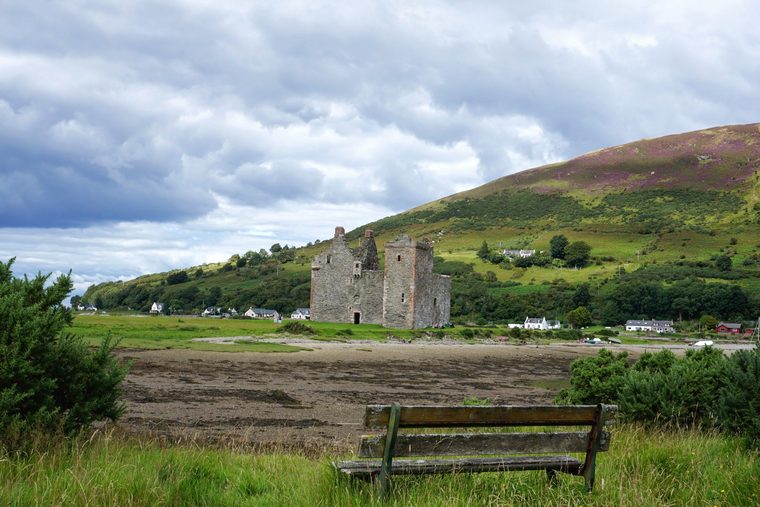 Les ruines du château de Lochranza au bord de l'eau sur l'île d'Arran