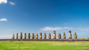 Les quinze moaïs de l'Ahu Tongariki alignés face à l'océan au lever du soleil