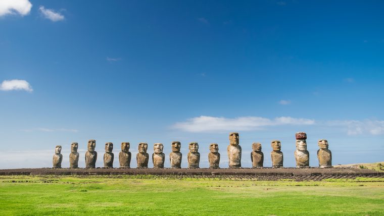 Les quinze moaïs de l'Ahu Tongariki alignés face à l'océan au lever du soleil