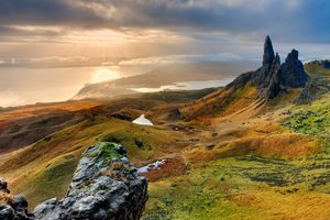 Les formations rocheuses du Old Man of Storr sous un ciel nuageux