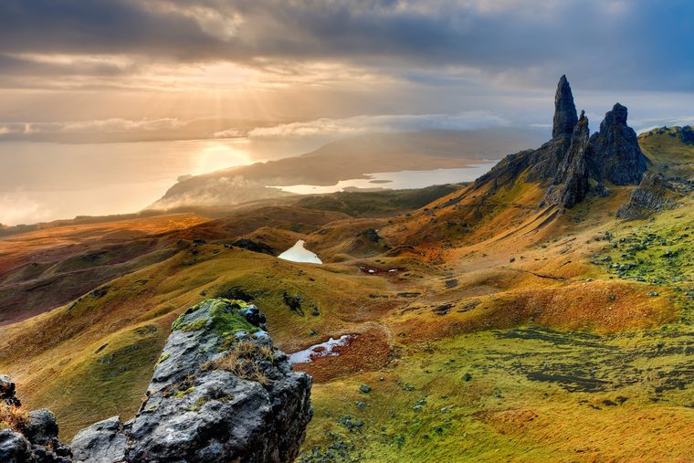 Les formations rocheuses du Old Man of Storr sous un ciel nuageux