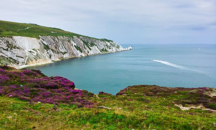Les falaises de craie des Needles plongeant dans la mer sur l'île de Wight