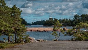 Maisons rouges traditionnelles au bord de l'eau dans l'archipel d'Åland
