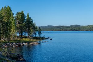 Le lac Inari gelé et les forêts enneigées de Laponie finlandaise