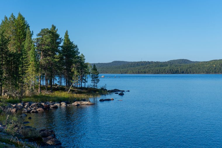 Le lac Inari gelé et les forêts enneigées de Laponie finlandaise
