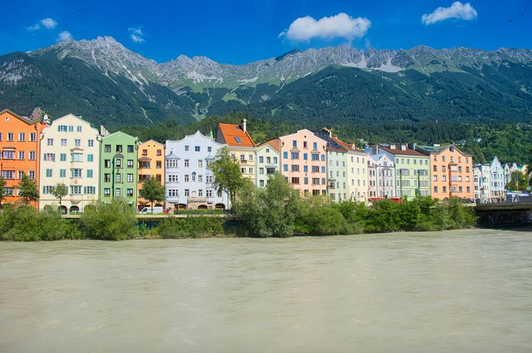 Les maisons colorées sur les rives de l'Inn avec les Alpes en arrière-plan