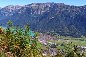 Vue sur Interlaken, nichée entre les lacs de Thoune et de Brienz