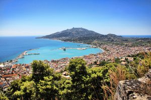 Le village perché de Chora à Ios avec ses dômes bleus