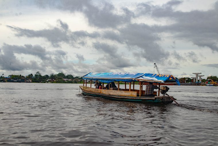 Pirogue naviguant sur un affluent de l'Amazone près d'Iquitos