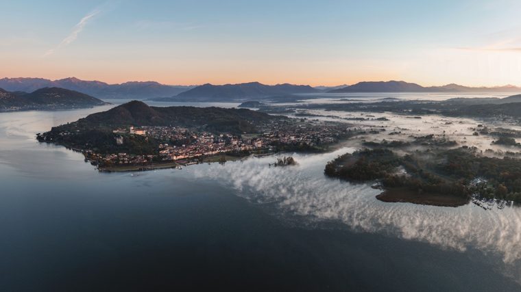Vue sur un lac du nord de l'Italie entouré de montagnes