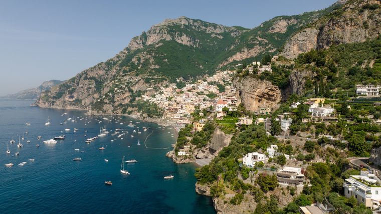 Le littoral escarpé et les villages perchés typiques du sud de l'Italie