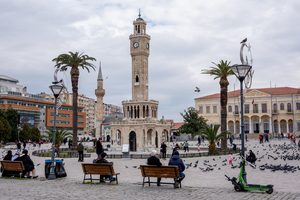 La tour de l'Horloge sur la place Konak et la baie d'Izmir