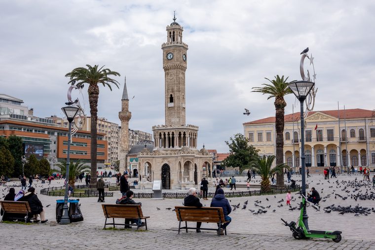 La tour de l'Horloge sur la place Konak et la baie d'Izmir