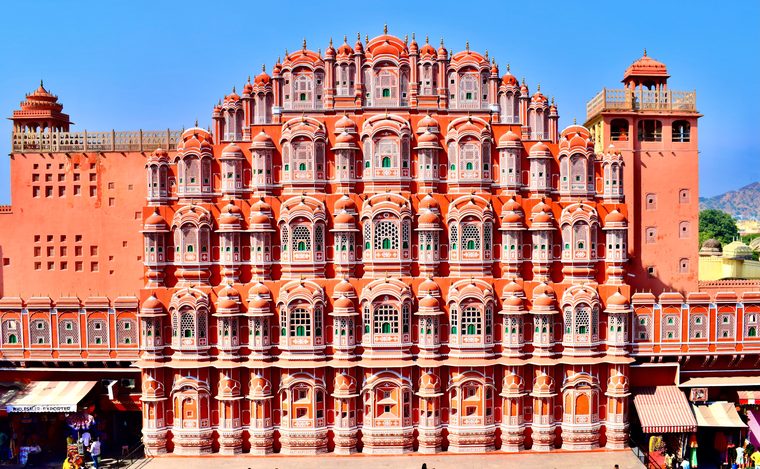 La façade en grès rose du Hawa Mahal au lever du soleil