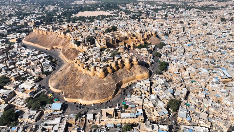 Le fort de Jaisalmer s'élevant au-dessus de la ville au coucher du soleil