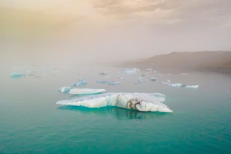 Icebergs flottant sur la lagune de Jökulsárlón sous une lumière de fin de journée
