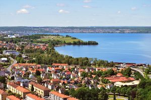 Vue sur les eaux calmes du lac Vättern depuis la côte