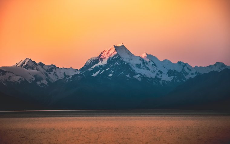Les montagnes enneigées plongeant dans l'océan à Kaikōura
