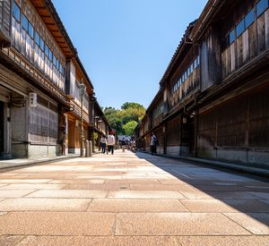 Les maisons de thé traditionnelles du quartier de Higashi Chaya au petit matin