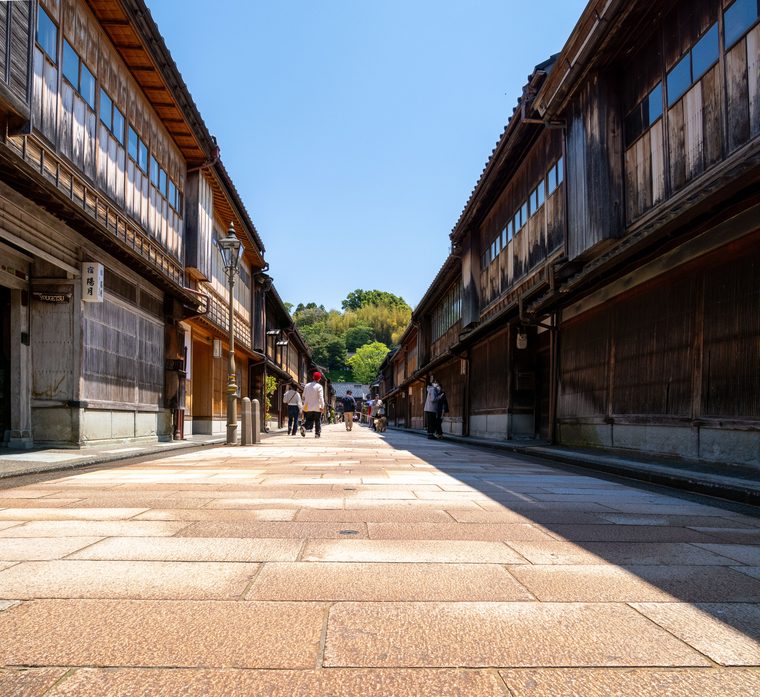 Les maisons de thé traditionnelles du quartier de Higashi Chaya au petit matin