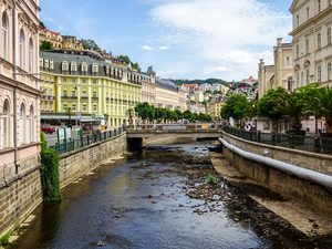 Les façades colorées et les colonnades le long de la rivière Teplá à Karlovy Vary