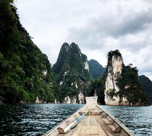 Les pitons karstiques émergeant des eaux émeraude du lac Cheow Lan