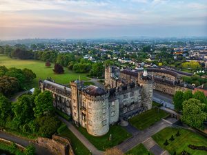 Le château de Kilkenny vu depuis les rives de la rivière Nore