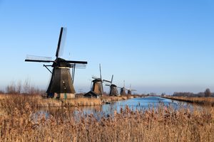 Les moulins à vent de Kinderdijk alignés le long du canal au lever du soleil
