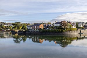Les façades colorées du centre-ville de Kinsale et le port