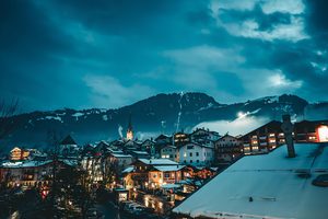 Le centre historique coloré de Kitzbühel avec les Alpes tyroliennes en arrière-plan