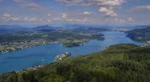 Le centre historique de Klagenfurt et les eaux du Wörthersee en toile de fond