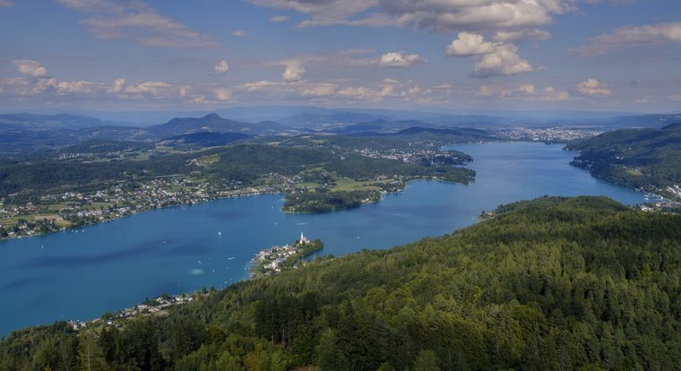 Le centre historique de Klagenfurt et les eaux du Wörthersee en toile de fond